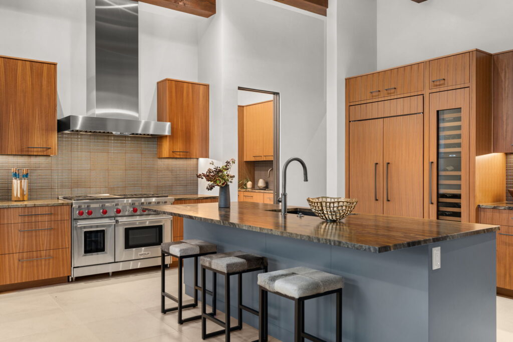 large-019156fc-deb5-7157-9c3f-d9693f6f2e3e