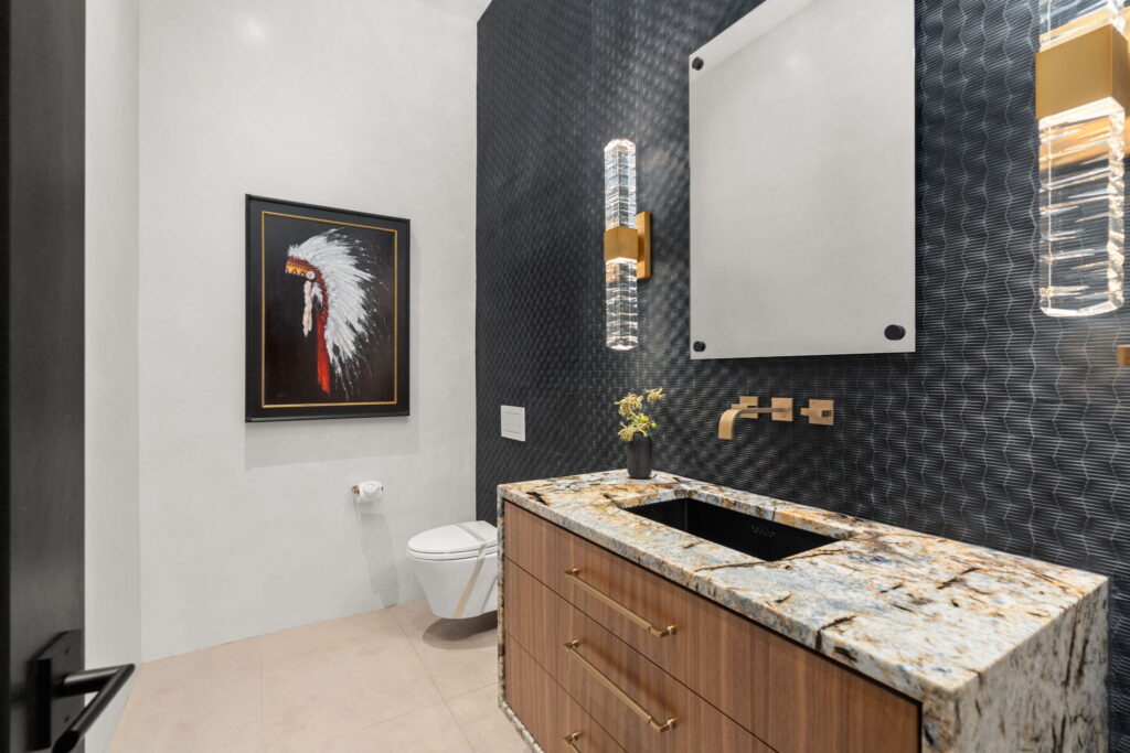 large-019156fc-e100-70b1-9da4-1190a0d98bdc